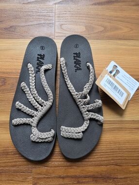 NWT Plaka Relief Flip Flops for Women with Arch Support Brazilian Sand Size 8